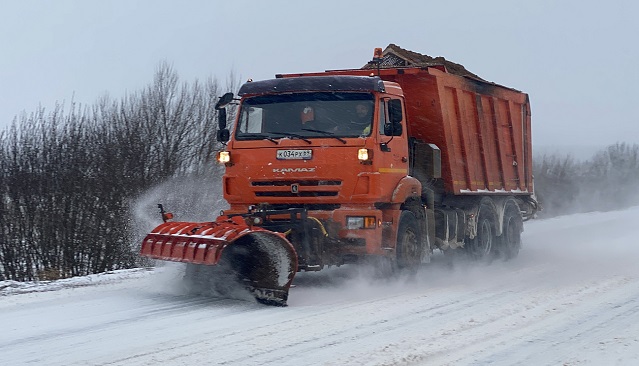 В Тверской области расчищать дороги от снега вышло 213 единиц специализированной техники